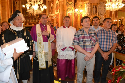 DSC_0116 Archpriest with men taking part in processions