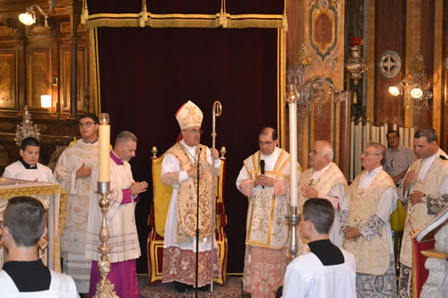 DSC_0124 Chanting the Te Deum at end of Novena the day before