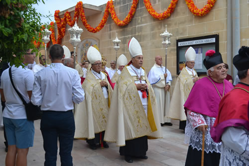 DSC_0015 Procession leaves St Anthony the Abbot's Church for Basilica