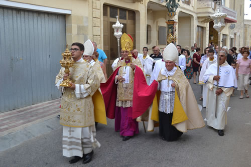 DSC_0027 Deacon Joseph Hili carrying the relic