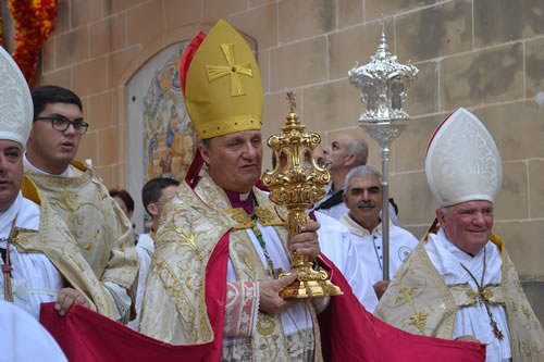 DSC_0016 H.L. Gozo Bishop Mgr Mario Grech carrying the relic