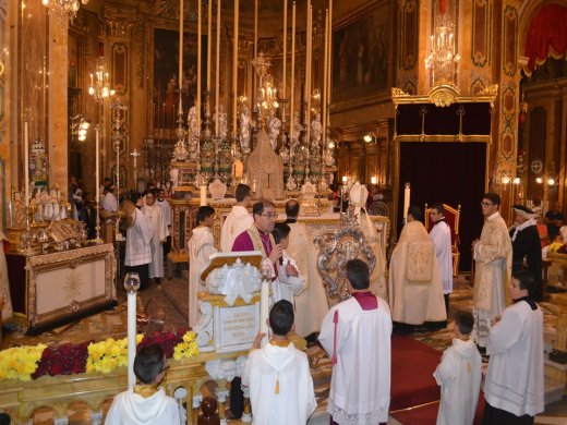 DSC_0519 Archpriest announcing procession postponed for the morrow because of rain