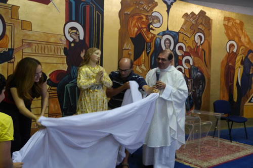 009 Archpriest, restorer and John Attard unveil the statue