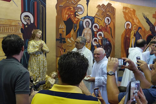 016 Parishioners take a close up view of restored statue