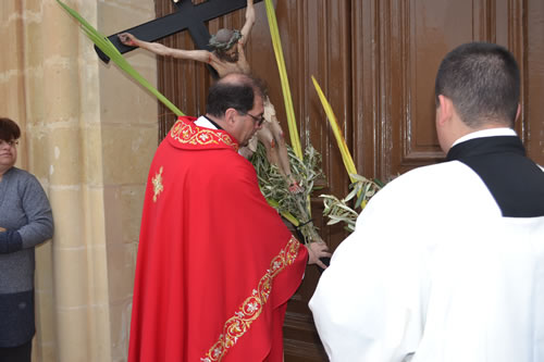 DSC_0403 Archpriest knocking on the Basilica door to open