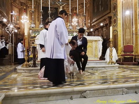 DSCN5699 Archpriest washing the feet