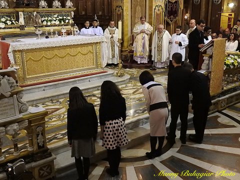 DSCN5680 Placing the Offerings on the High Altar