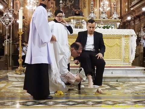 DSCN5714 Archpriest washing the feet