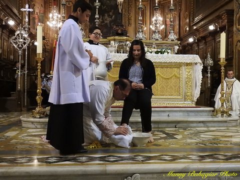 DSCN5723 Archpriest washing the feet