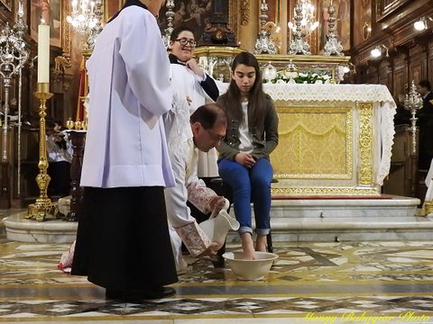 DSCN5705 Archpriest washing the feet