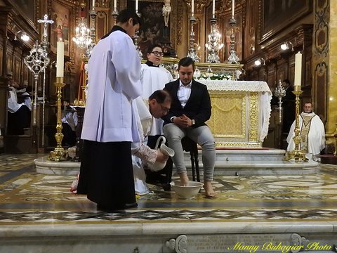 DSCN5703 Archpriest washing the feet