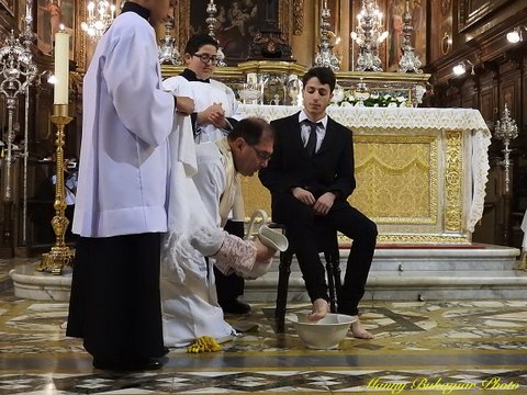 DSCN5720 Archpriest washing the feet