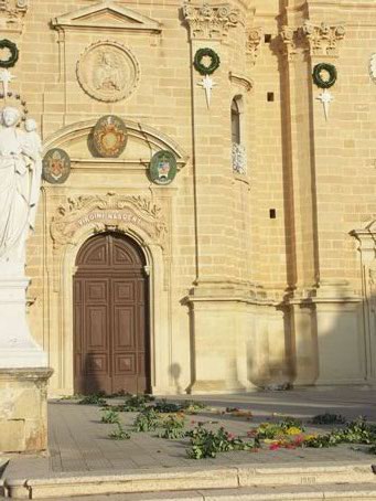 A1 Flower decorated parvis for procession