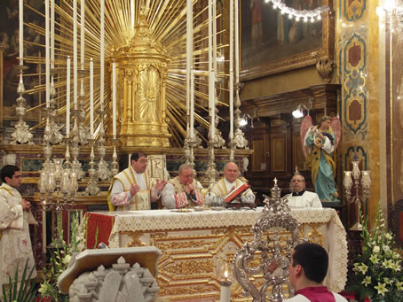 G4 Archpriest saying prayers