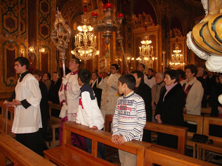 B1 Head of procession to altar