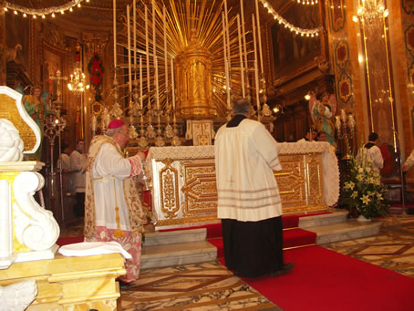 B6 Incensing the Altar7