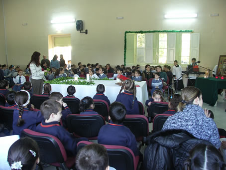 A6 Schoolchildren encircle the altar