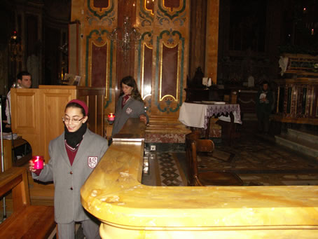 A9 Students go down the nave with lit candles