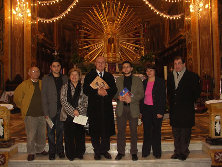 A8 with officials of Christmas in Xaghra Society