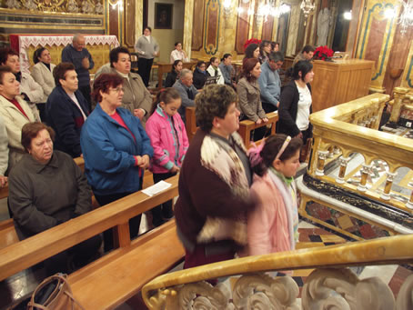 E5 Congregation in left aisle