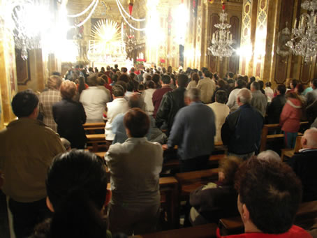 E4 Congregation in nave