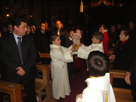 D1 Baby Jesus relayed to High Altar by students