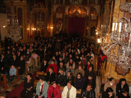 A7 Faithful gathered early in Basilica