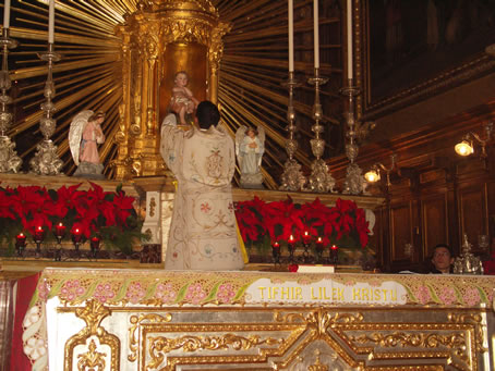 D4 Placing statue in 'gilandra' on High altar