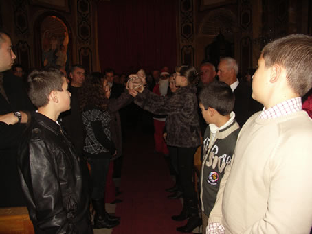 C4 Baby Jesus relayed to High Altar by students