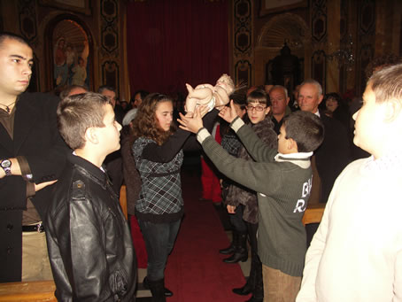 C5 Baby Jesus relayed to High Altar by students