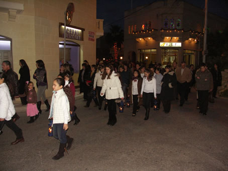 C8 Girls carry lanterns