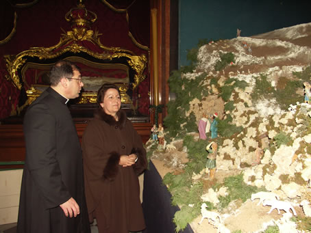 F5 Hon Giovanna Debono seeing the Crib in the Basilica