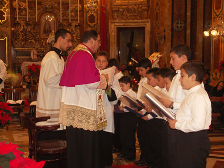 C7 New altar boys vow to serve the altar diligently