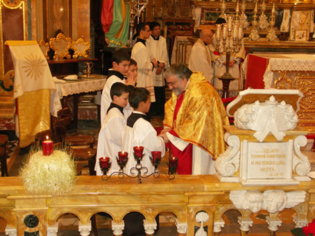 F8 Exchanging message of peace with new altar boys