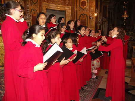 A2 Voci Angeliche Choir singing the Gloria