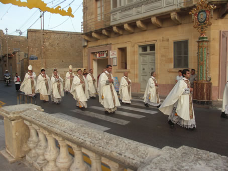 A1 Procession leaves the Oratory