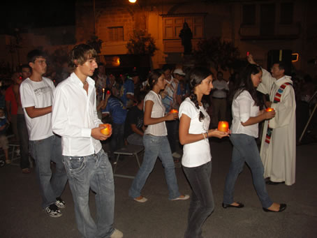 E7 Youths precede the Holy Eucharist