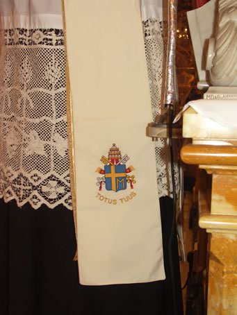 F2 The stole with Papal insigna