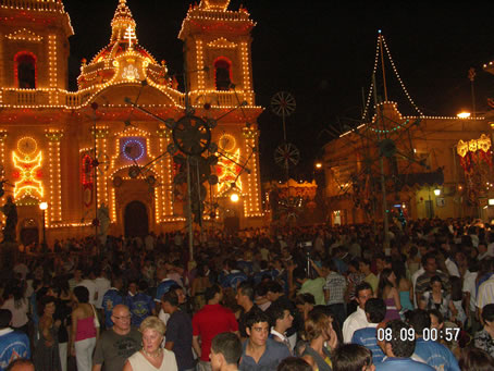 F1 Crowds fill the Square