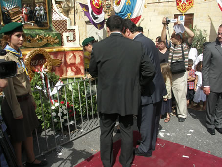 A9 Mayor places the wreath