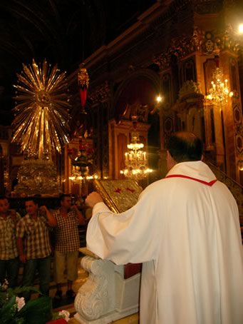 B4 Archpriest directs the congregation