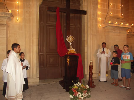 C4 Archpriest saying prayers