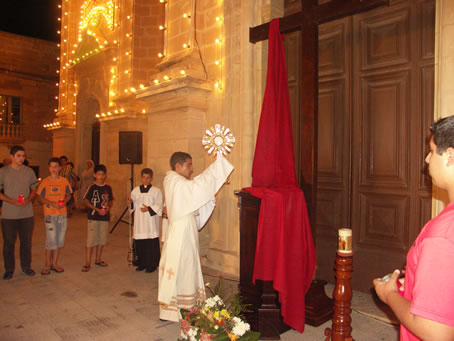 B9 Holy Eucharist arrives in front of Main Door