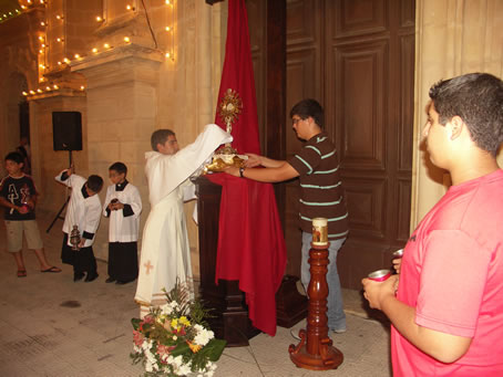 C1 Placing the Holy Eucharist on a stand