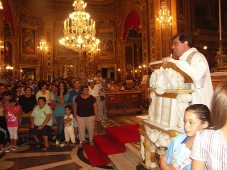 D5 Archpriest gives directions to the congregation