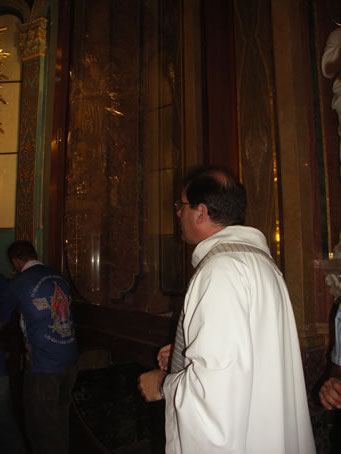 D2 Archpriest leads the faithful in prayers