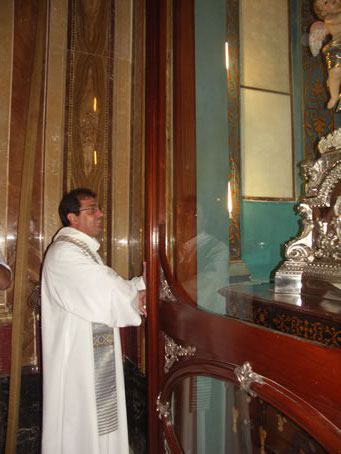 C9 Archpriest opens the niche's door