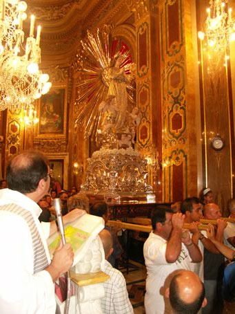 E5 Archpriests leads the singing of the Ave Maria