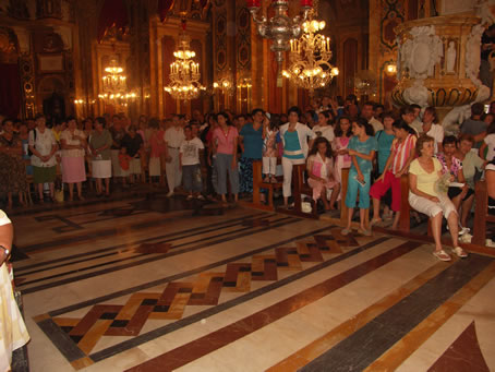 D6 Making way for the statue to arrive in nave