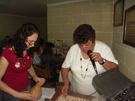 H9 Carmen Borg drawing the bingo numbers